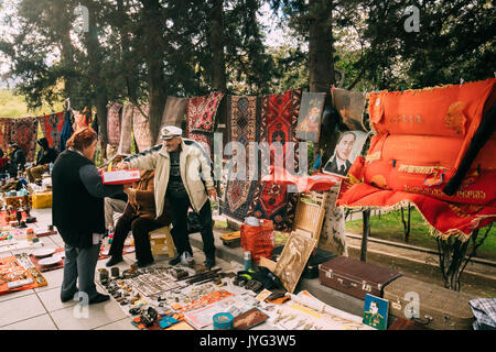 Tbilisi, Georgia - 29 Ottobre 2016: Negozio mercatino di antiquariato vecchio Retro Vintage cose sul ponte a secco. Swap Meet a Tbilisi. Foto Stock