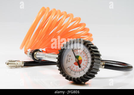 Accessori per compressore, vernice pistola, versando, calcoli, soffiaggio, isolato Foto Stock