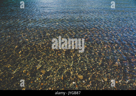 Pietre sul fondo del mare. Vista di pietre sotto l'acqua. Selettivo Campo di messa a fuoco. Sullo sfondo di una pietra rotonda ciottoli sul fondo del th Foto Stock
