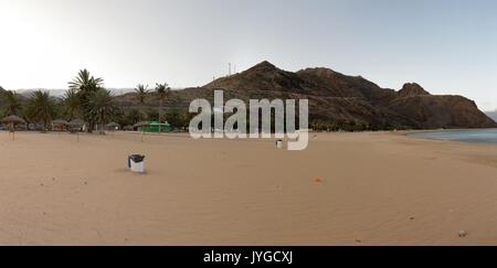 Un paesaggio di sabbia gialla e le montagne della Playa de Las Teresitas, accanto a San Andres e Santa Cruz città, in Tenerife, Isole Canarie Foto Stock