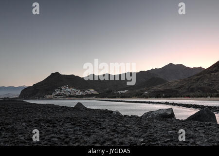 Un San Andres e Santa Cruz paesaggio dalla spiaggia di Las Teresitas nell'isola di Tenerife al tramonto Foto Stock