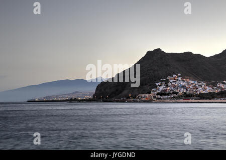 Un San Andres e Santa Cruz paesaggio dalla spiaggia di Las Teresitas nell'isola di Tenerife al tramonto Foto Stock