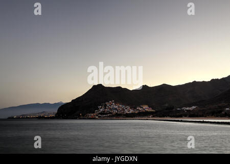 Un San Andres e Santa Cruz paesaggio dalla spiaggia di Las Teresitas nell'isola di Tenerife al tramonto Foto Stock