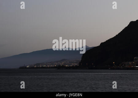 Un San Andres e Santa Cruz paesaggio dalla spiaggia di Las Teresitas nell'isola di Tenerife al tramonto Foto Stock