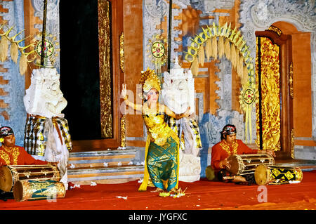 Asia, Sud-est asiatico, Indonesia Bali. Ubud. Un ballerino di eseguire il legong Tantri danza. Foto Stock