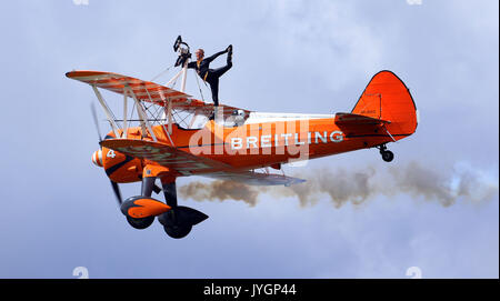 Il Breitling Wingwalkers eseguire a Biggin Hill Festival di volo. Foto Stock