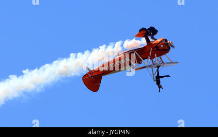 Il Breitling Wingwalkers eseguire a Biggin Hill Festival di volo. Foto Stock