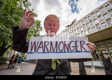 Londra, Regno Unito. 19 Ago, 2017. Protesta Anti-Trump 'stand fino al Trump - No al razzismo, No alla guerra" al di fuori degli STATI UNITI Embassy Credito: Guy Corbishley/Alamy Live News Foto Stock