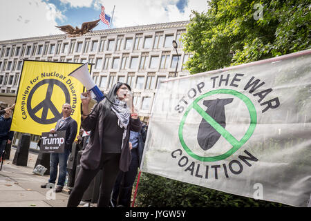 Londra, Regno Unito. 19 Ago, 2017. Protesta Anti-Trump 'stand fino al Trump - No al razzismo, No alla guerra" al di fuori degli STATI UNITI Embassy Credito: Guy Corbishley/Alamy Live News Foto Stock
