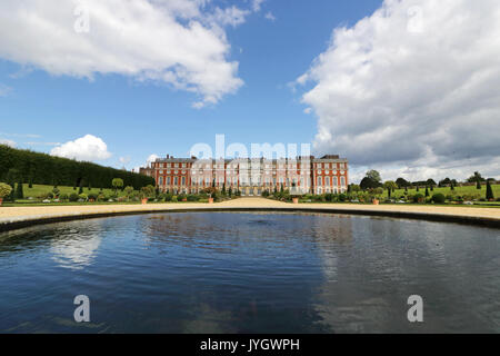 Hampton Court, Surrey, Regno Unito. 19 Agosto, 2017. Il Privy Garden cercando magnifico in una bella giornata di sole a Hampton Court Palace, East Molesey nel Surrey. Credito: Julia Gavin UK/Alamy Live News Foto Stock