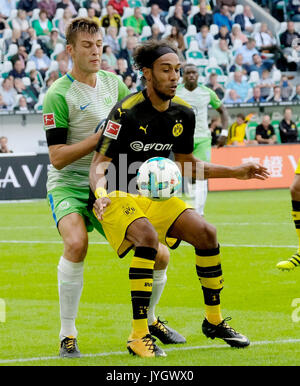 Wolfburg Robin Knoche (L) e Dortmund Aubameyang Pierre-Emerick vie per la palla durante la Bundesliga tedesca partita di calcio tra VfL Wolfsburg e Borussia Dortmund in Arena Volkswagen a Wolfsburg, in Germania, il 19 agosto 2017.(EMBARGO CONDIZIONI - ATTENZIONE: grazie alle linee guida di accreditamento, il DFL consente solo la pubblicazione e utilizzazione di fino a 15 immagini per corrispondenza su internet e nei contenuti multimediali in linea durante la partita.) Foto: Peter Steffen/dpa Foto Stock