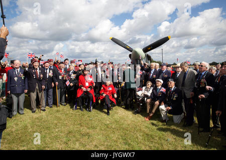 Biggin Hill, Regno Unito. 19 Ago, 2017. Un centinaio di veterani posano con uno Spitfire avanti del Festival di volo celebra i suoi cento anni di Biggin Hill Aeroporto. Credito: Keith Larby/Alamy Live News Foto Stock