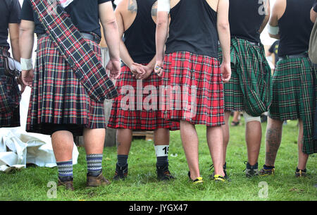Horgenzell, Germania. 19 Ago, 2017. I concorrenti di indossare gonne tartan stand in arena di concorrenza prima dell' inizio della tomaia Highlandgames Sveva in Horgenzell, Germania, 19 agosto 2017. 15 clan competere gli uni contro gli altri in varie discipline al Highlandgames. Foto: Karl-Josef Hildenbrand/dpa/Alamy Live News Foto Stock