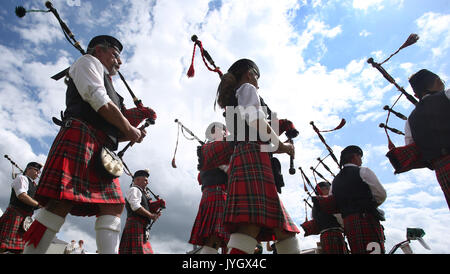 Horgenzell, Germania. 19 Ago, 2017. Cornamuse giocatori arrivano all'arena di concorrenza prima dell' inizio della tomaia Highlandgames Sveva in Horgenzell, Germania, 19 agosto 2017. 15 clan competere gli uni contro gli altri in varie discipline al Highlandgames. Foto: Karl-Josef Hildenbrand/dpa/Alamy Live News Foto Stock