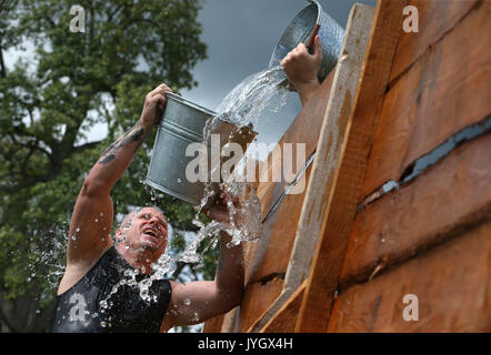 Horgenzell, Germania. 19 Ago, 2017. I partecipanti della tomaia Highlandgames sveva di riempire di acqua in un secchio attraverso una barriera nella disciplina "ost-Schöpfa ' in Horgenzell, Germania, 19 agosto 2017. 15 clan competere gli uni contro gli altri in varie discipline al Highlandgames. Foto: Karl-Josef Hildenbrand/dpa/Alamy Live News Foto Stock
