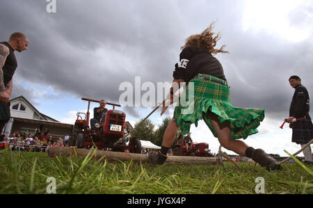 Horgenzell, Germania. 19 Ago, 2017. Un partecipante della tomaia Highlandgames sveva tira un trattore con una corda attraverso un prato nella disciplina "Bulldog-Schleppa' in Horgenzell, Germania, 19 agosto 2017. 15 clan competere gli uni contro gli altri in varie discipline al Highlandgames. Foto: Karl-Josef Hildenbrand/dpa/Alamy Live News Foto Stock