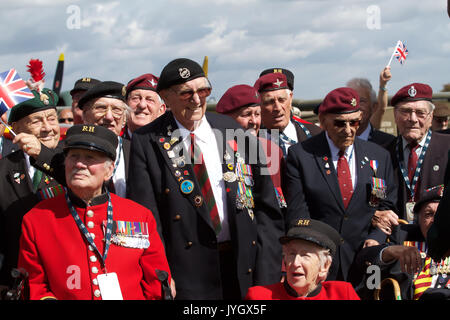 Biggin Hill, Regno Unito. 19 Ago, 2017. Un centinaio di veterani line up con Spitfires avanti del Festival di volo celebra i suoi cento anni di Biggin Hill Aeroporto. Credito: Keith Larby/Alamy Live News Foto Stock