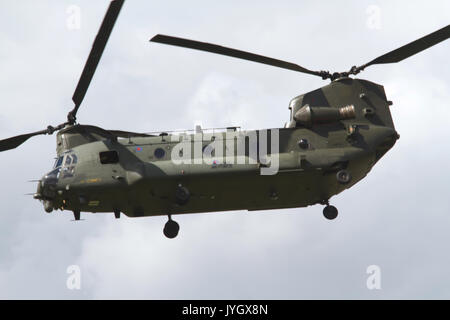 Biggin Hill, Regno Unito. 19 Ago, 2017. Elicottero Chinook visualizza a Londra Biggin Hill Festival Aeroporto di volo. L'Airshow di questo anno è ripartito su due giorni con un enorme folla attese sia giorni.Il momento clou della giornata è stato il display con la famosa in tutto il mondo le frecce rosse. Credito: Keith Larby/Alamy Live News Foto Stock