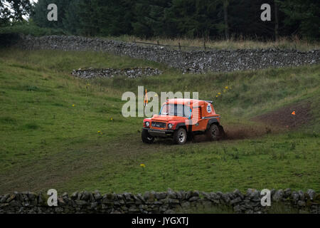 Fattoria Glendearg, Galashiels, Regno Unito. 19 Agosto, 2017. Scottish Cross Country concorrenti campionato racing durante la gamba 1 di Round 5 in Fattoria Glendearg nr Galashiels. un cittadino ''˜B' Safari competitivo che copre circa 6.5 miglia su terreni aperti e cava. La manifestazione ha tre 'gambe' Sabato Leg 1 1200-1700 Leg 2 2000-2359 domenica gamba 3 1000-1400 durante il fine settimana del 19-20 agosto 2017 (Foto: Rob grigio) Credito: Rob grigio/Alamy Live News Foto Stock