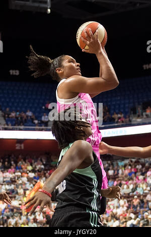 Uncasville, Connecticut, Stati Uniti d'America. 18 Agosto, 2017. Connecticut Sun avanti Alyssa Thomas (25) germogli durante la WNBA pallacanestro tra le New York Liberty e il Connecticut Sun a Mohegan Sun Arena. New York sconfitto Connecticut 82-70. Chris Poss Alamy/Live News Foto Stock