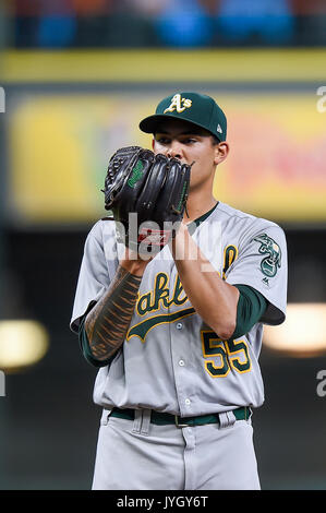 Agosto 18, 2017: Oakland atletica a partire lanciatore Sean Manaea (55) cerca il segnale durante una Major League Baseball gioco tra Houston Astros e Oakland Athletics al Minute Maid Park a Houston, TX. Chris Brown/CSM Foto Stock