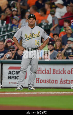 Agosto 18, 2017: Oakland atletica prima base allenatore Mike Aldrete (14) durante un Major League Baseball gioco tra Houston Astros e Oakland Athletics al Minute Maid Park a Houston, TX. Chris Brown/CSM Foto Stock