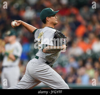 Agosto 18, 2017: Oakland atletica a partire lanciatore Sean Manaea (55) in azione durante una Major League Baseball gioco tra Houston Astros e Oakland Athletics al Minute Maid Park a Houston, TX. Chris Brown/CSM Foto Stock