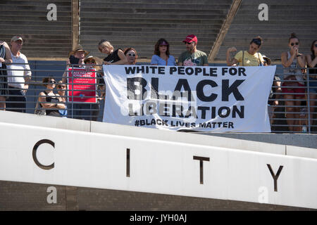 Gli attivisti e manifestanti convergono sul Municipio per un caldo due ore di rally contro il razzismo e la presidente Donald Trump's evidenti insensibile commenti sulle recenti Charlottesville e la violenza che ha lasciato un morto. Circa mille raccolti nel mese di agosto il Texas calore. Foto Stock