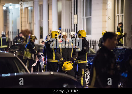 Londra, Regno Unito. 19 Ago, 2017. Otto motori Fire e 58 vigili del fuoco sono stati chiamati a un piano di fuoco su Kensington Gardens Square in Bayswater. Il fuoco eviscerato due appartamenti - uno al terzo piano ed uno al quarto piano del convertito a cinque piani di metà-terrazzato town house. Credito: Peter Manning/Alamy Live News Foto Stock