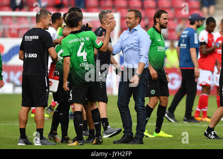 Mainz, Deutschland. 19 Ago, 2017. Andre BREITENREITER, Trainer (Hannover96) gratuliert nach Spielende sienen Spielern, Schlussjubel. Fussball 1. Bundesliga, 1. Spieltag, Spieltag01, 1.FSV FSV Mainz 05 (MZ) -Hannover 96 (H) 0-1, am 19.08.2017 in Mainz/Deutschland, O P E L A R E N A. | Verwendung weltweit Credito: dpa/Alamy Live News Foto Stock