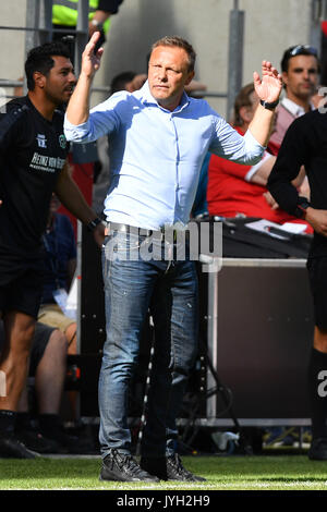 Mainz, Deutschland. 19 Ago, 2017. Andre BREITENREITER, Trainer (Hannover96), Gestik, Einzelbild, Freisteller, Ganzkoerperaufnahme, ganze figura. Fussball 1. Bundesliga, 1. Spieltag, Spieltag01, 1.FSV FSV Mainz 05 (MZ) -Hannover 96 (H) 0-1, am 19.08.2017 in Mainz/Deutschland, O P E L A R E N A. | Verwendung weltweit Credito: dpa/Alamy Live News Foto Stock