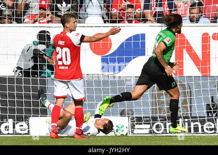 Tor zum 0-1 von Martin HARNIK (Hannover 96, re), Aktion, am Boden:Torwart Rene ADLER (FSV Mainz), li:Fabian FREI (1.FSV FSV Mainz 05). Fussball 1. Bundesliga, 1. Spieltag, Spieltag01, 1.FSV FSV Mainz 05 (MZ) -Hannover 96 (H) 0-1, am 19.08.2017 in Mainz/Deutschland, O P E L A R E N A. | Verwendung weltweit Foto Stock