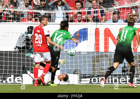 Tor zum 0-1 von Martin HARNIK (Hannover 96, 2.v.li, Aktion, am Boden:Torwart Rene ADLER (FSV Mainz), li:Fabian FREI (1.FSV FSV Mainz 05). Fussball 1. Bundesliga, 1. Spieltag, Spieltag01, 1.FSV FSV Mainz 05 (MZ) -Hannover 96 (H) 0-1, am 19.08.2017 in Mainz/Deutschland, O P E L A R E N A. | Verwendung weltweit Foto Stock