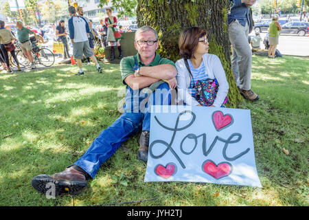 Vancouver, Canada. 19 Ago, 2017. Anti-Racism rally, Municipio di Vancouver, British Columbia, Canada. Credito: Michael Wheatley/Alamy Live News Foto Stock