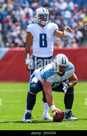 Agosto 19, 2017: Tennessee Titans quarterback Marcus Mariota (8) chiamando il svolge durante un'NFL pre-stagione partita tra la Carolina Panthers e Tennessee Titans al Nissan Stadium di Nashville, TN. Thomas McEwen/CSM Foto Stock