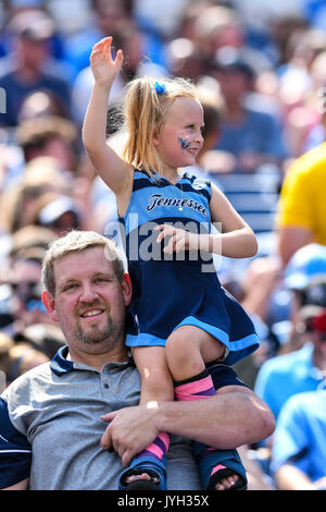 Agosto 19, 2017: Tennessee Titans fan per celebrare una vittoria durante un'NFL pre-stagione partita tra la Carolina Panthers e Tennessee Titans al Nissan Stadium di Nashville, TN. Thomas McEwen/CSM Foto Stock