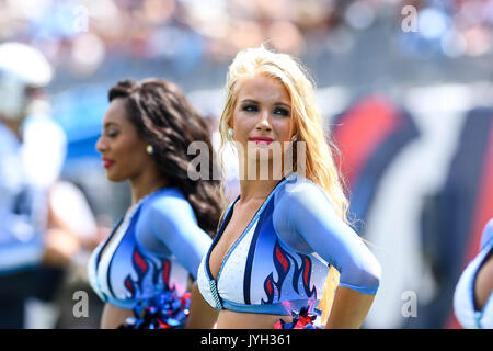 Agosto 19, 2017: Tennessee Titans cheerleaders durante un'NFL pre-stagione partita tra la Carolina Panthers e Tennessee Titans al Nissan Stadium di Nashville, TN. Thomas McEwen/CSM Foto Stock