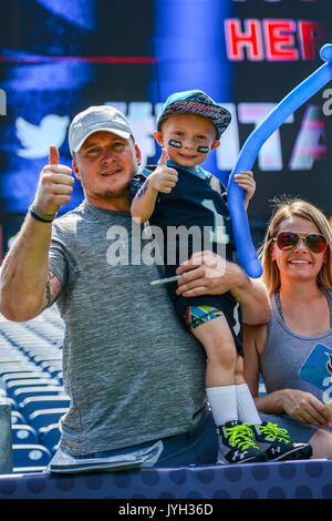 Agosto 19, 2017: Tennessee Titans fan celebrando durante un'NFL pre-stagione partita tra la Carolina Panthers e Tennessee Titans al Nissan Stadium di Nashville, TN. Thomas McEwen/CSM Foto Stock