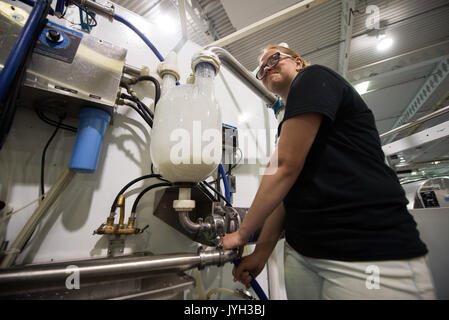 (170819) -- Toronto (Canada), 19 Agosto, 2017 (Xinhua) -- un agricoltore di una fattoria di caseificio in New York City, Ontario, Canada, processi di latte a Canadian National Exhibition a Toronto in Canada su agosto 18, 2017. Gli Stati Uniti hanno aperto il 23-anno-vecchio accordo di libero scambio nordamericano (NAFTA) rinegoziazione mercoledì con una dichiarazione che vuole che le modifiche principali da apportare all'accordo che sposta il saldo della bilancia commerciale. Tuttavia, Canadian i proprietari di affari sono sperando che i negoziatori degli Stati Uniti sarà ricettivo a mantenere se non migliorare la corrente del flusso delle merci e dei lavoratori attraverso il confine. Sebbene il canadese Foto Stock