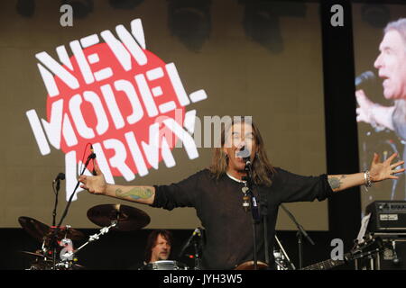 Devon, Regno Unito. 19 Ago, 2017. New Model Army eseguire live a belle giornate Music Festival in Devon Credito: Jordan Russell/Alamy Live News Foto Stock