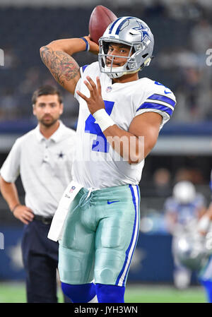 Agosto 19, 2017: Dallas Cowboys quarterback Dak Prescott #4 si riscalda prima di NFL di una partita di calcio tra la Indianapolis Colts e Dallas Cowboys di AT&T Stadium di Arlington, TX Albert Pena/CSM Foto Stock