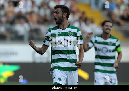 Guimaraes, Portogallo. 19 Ago, 2017. Sporting è Bruno Fernandes (L) celebra dopo rigature durante il portoghese League Soccer match tra Vitoria SC e Sporting CP a Guimaraes, Portogallo, del 19 agosto, 2017. Sporting ha vinto 5-0. Credito: Paulo Duarte/Xinhua/Alamy Live News Foto Stock