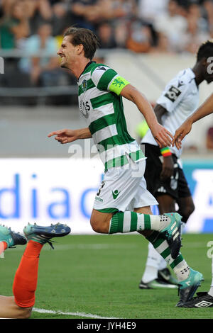 Guimaraes, Portogallo. 19 Ago, 2017. Sporting's Adrien Silva celebra dopo rigature durante il portoghese League Soccer match tra Vitoria SC e Sporting CP a Guimaraes, Portogallo, del 19 agosto, 2017. Sporting ha vinto 5-0. Credito: Paulo Duarte/Xinhua/Alamy Live News Foto Stock