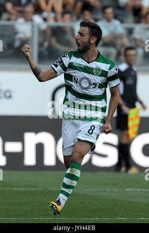 Guimaraes, Portogallo. 19 Ago, 2017. Sporting è Bruno Fernandes celebra dopo rigature durante il portoghese League Soccer match tra Vitoria SC e Sporting CP a Guimaraes, Portogallo, del 19 agosto, 2017. Sporting ha vinto 5-0. Credito: Paulo Duarte/Xinhua/Alamy Live News Foto Stock