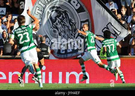 Guimaraes, Portogallo. 19 Ago, 2017. Sporting's possiedi (seconda R) celebra dopo rigature durante il portoghese League Soccer match tra Vitoria SC e Sporting CP a Guimaraes, Portogallo, del 19 agosto, 2017. Sporting ha vinto 5-0. Credito: Paulo Duarte/Xinhua/Alamy Live News Foto Stock