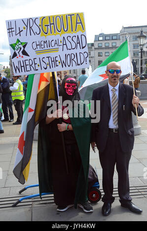 Londra, Regno Unito. 19 Ago, 2017. La siria Campagna di Solidarietà per la protesta a Trafalgar Square Assad di uso di armi chimiche. Credito: JOHNNY ARMSTEAD/Alamy Live News Foto Stock