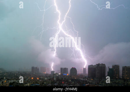 Pechino, Cina Guizhou. 12 Ago, 2017. Un fulmine lampeggia attraverso il cielo nella città di Anshun, a sud-ovest della Cina di Guizhou, Agosto 12, 2017. Credito: Lu Wei/Xinhua/Alamy Live News Foto Stock