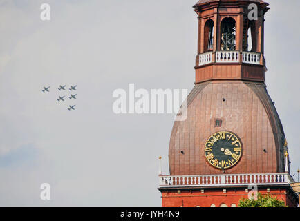 Riga. 20 agosto 2017. Aerei dall'aerobatic team "Baltico le api" sorvolare Riga centro città durante la città di Riga Festival che celebra la città di 816th compleanno in Riga, Lettonia, il 19 agosto. 2017. Credito: Janis/Xinhua/Alamy Live News Foto Stock