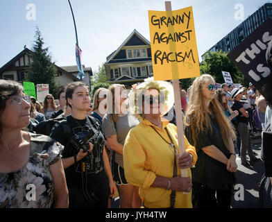 Vancouver, Canada. 19 Ago, 2017. Un protestor porta un segno durante un anti-razzismo rally al di fuori di Vancouver City Hall a Vancouver, Canada, 19 Agosto, 2017. Credito: Liang Sen/Xinhua/Alamy Live News Foto Stock