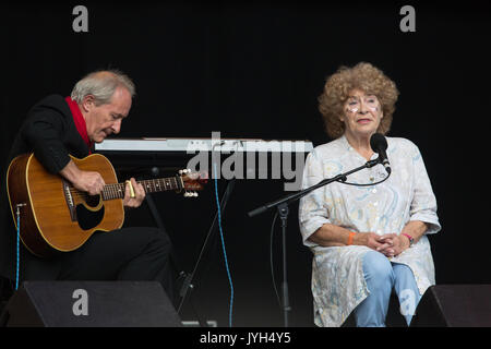 SHIRLEY COLLINS, CONCERTO, 2017: Leggenda folk SHIRLEY COLLINS con il polistrumentista Ian Kearey sul Mountain Stage al Glanusk Park, Brecon, Galles, 19 agosto 2017. Secondo giorno del festival musicale Green Man nelle Brecon Beacons Mountains in Galles. Credito: Rob Watkins. INFORMAZIONI: Shirley Collins, nata il 5 luglio 1935 a Hastings, Inghilterra, è un celebre cantante folk britannico. Conosciuta per la sua voce evocativa e la sua dedizione alla conservazione della musica folk tradizionale inglese, il suo lavoro ha profondamente influenzato il movimento di rinascita popolare e continua a ispirare. Foto Stock